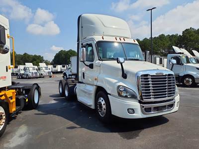 Freightliner Cascadia 125 Day Cab Truck - 455HP, 12 Speed Automatic