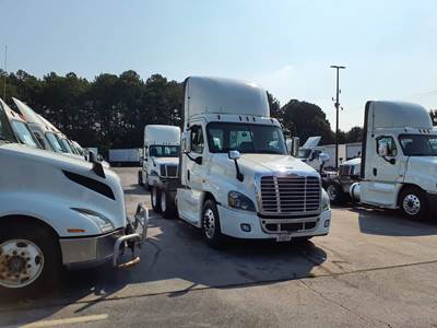 Freightliner Cascadia 125 Day Cab Truck - 455HP, 12 Speed Automatic
