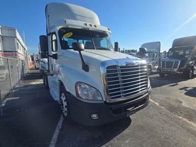 Freightliner Cascadia 125 Day Cab Truck - 450HP, 6 Speed Automatic
