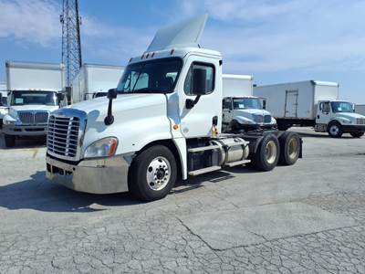 Freightliner Cascadia 125 Day Cab Truck - 450HP, 12 Speed Automatic