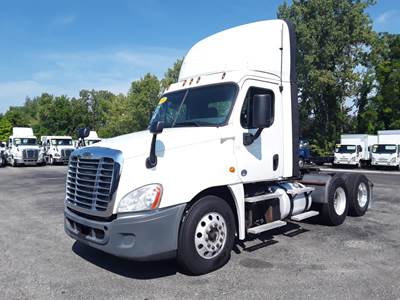 Freightliner Cascadia 125 Day Cab Truck - 435HP, 12 Speed Automatic