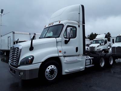 Freightliner Cascadia 125 Day Cab Truck - 450HP, 12 Speed Automatic