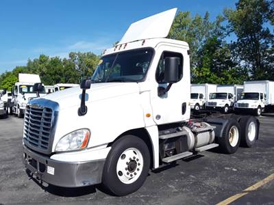 Freightliner Cascadia 125 Day Cab Truck - 450HP, 12 Speed Automatic