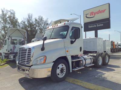 Freightliner Cascadia 125 Day Cab Truck - 450HP, 12 Speed Automatic