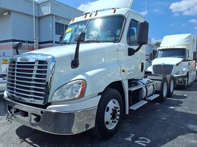 Freightliner Cascadia 125 Day Cab Truck - 450HP, 12 Speed Automatic