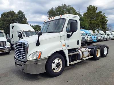 Freightliner Cascadia 125 Day Cab Truck - 450HP, 12 Speed Automatic