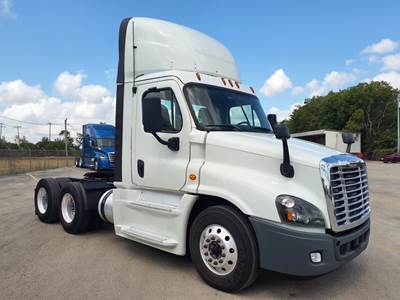 Freightliner Cascadia 125 Day Cab Truck - 455HP, 12 Speed Automatic