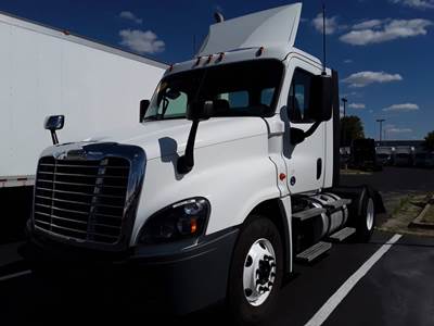 Freightliner Cascadia 125 Single Axle Day Cab Truck - 450HP, 10 Speed Manual