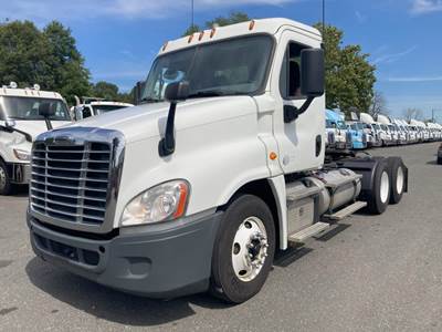 Freightliner Cascadia 125 Day Cab Truck - 455HP, 10 Speed Manual
