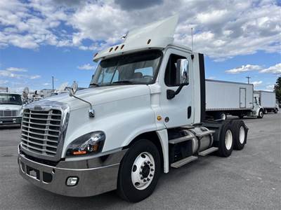 Freightliner Cascadia 125 Day Cab Truck - 455HP, 12 Speed Automatic