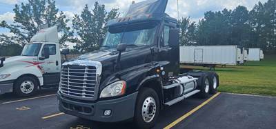 Freightliner Cascadia 125 Day Cab Truck - 455HP, 10 Speed Manual