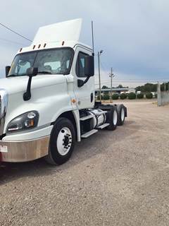 Freightliner Cascadia 125 Day Cab Truck - 455HP, 12 Speed Automatic
