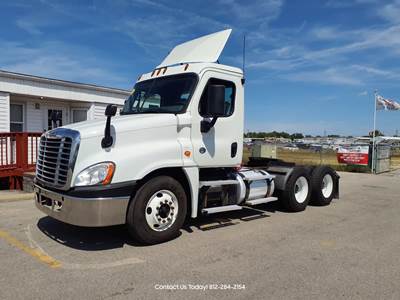 Freightliner Cascadia 125 Day Cab Truck - 450HP, 12 Speed Automatic