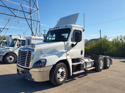 Freightliner Cascadia 125 Day Cab Truck - 455HP, 12 Speed Automatic