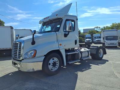 Freightliner Cascadia 125 Single Axle Day Cab Truck - 455HP, 10 Speed Manual