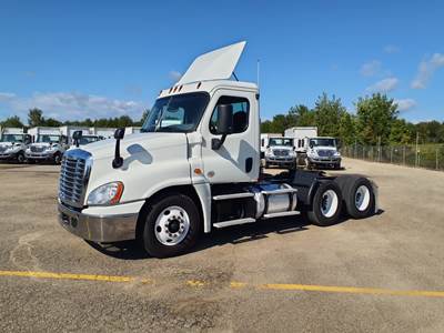 Freightliner Cascadia 125 Day Cab Truck - 450HP, 12 Speed Automatic