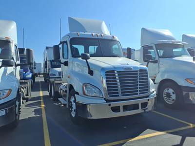 Freightliner Cascadia 125 Day Cab Truck - 450HP, 12 Speed Automatic