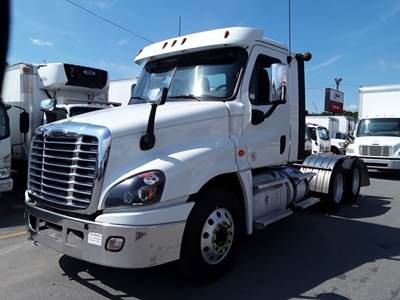 Freightliner Cascadia 125 Day Cab Truck - 505HP, 12 Speed Automatic