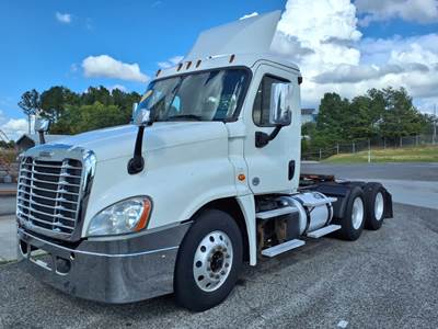 Freightliner Cascadia 125 Day Cab Truck - 475HP, 12 Speed Automatic