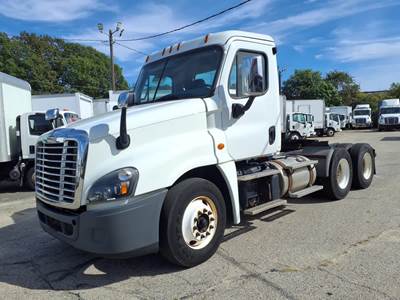 Freightliner Cascadia 125 Day Cab Truck - 475HP, 12 Speed Automatic