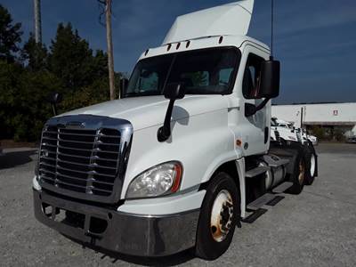 Freightliner Cascadia 125 Day Cab Truck - 450HP, 12 Speed Automatic
