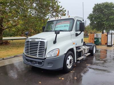 Freightliner Cascadia 125 Single Axle Day Cab Truck - 450HP, 10 Speed Manual