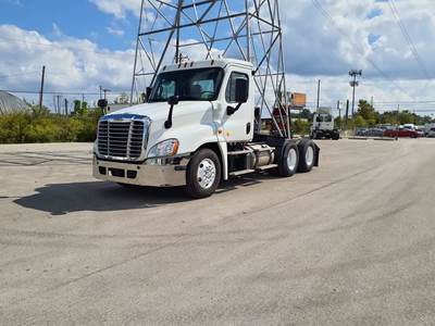 Freightliner Cascadia 125 Day Cab Truck - 450HP, 12 Speed Automatic