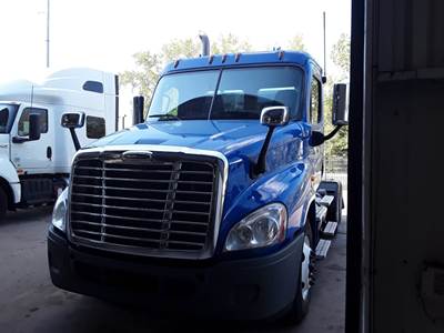 Freightliner Cascadia 125 Day Cab Truck - 455HP, 10 Speed Manual