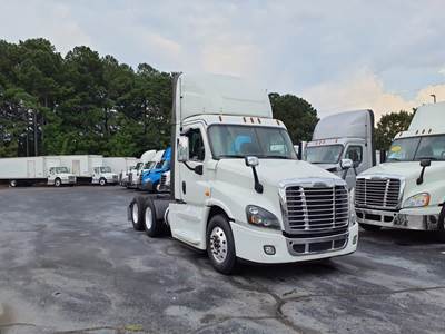 Freightliner Cascadia 125 Day Cab Truck - 455HP, 12 Speed Automatic