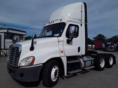 Freightliner Cascadia 125 Day Cab Truck - 455HP, 10 Speed Manual