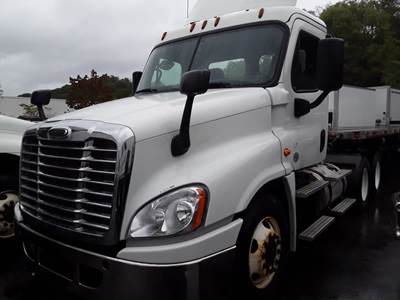 Freightliner Cascadia 125 Day Cab Truck - 450HP, 12 Speed Automatic