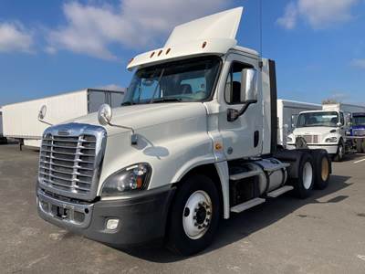 Freightliner Cascadia 125 Day Cab Truck - 455HP, 12 Speed Automatic