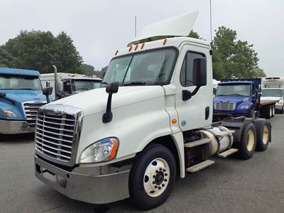 Freightliner Cascadia 125 Day Cab Truck - 450HP, 10 Speed Automatic