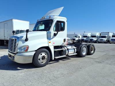 Freightliner Cascadia 125 Day Cab Truck - 450HP, 12 Speed Automatic
