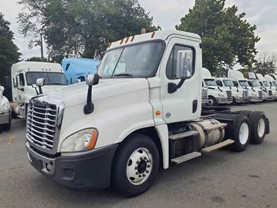 Freightliner Cascadia 125 Day Cab Truck - 450HP, 10 Speed Manual
