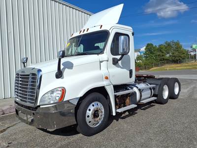 Freightliner Cascadia 125 Day Cab Truck - 475HP, 12 Speed Automatic