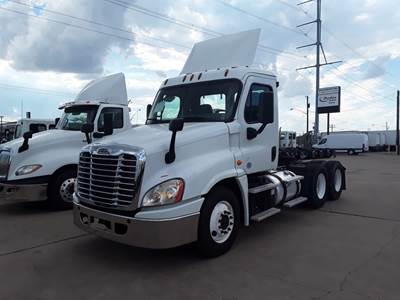 Freightliner Cascadia 125 Day Cab Truck - 450HP, 10 Speed Manual