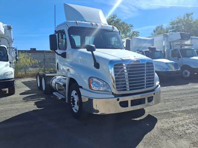 Freightliner Cascadia 125 Day Cab Truck - 450HP, 12 Speed Automatic