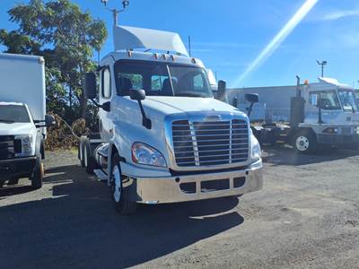 Freightliner Cascadia 125 Day Cab Truck - 450HP, 12 Speed Automatic