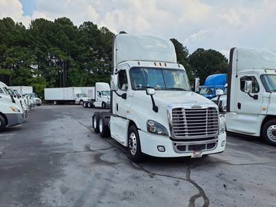 Freightliner Cascadia 125 Day Cab Truck - 455HP, 12 Speed Automatic
