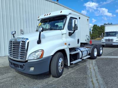 Freightliner Cascadia 125 Day Cab Truck - 475HP, 10 Speed Manual