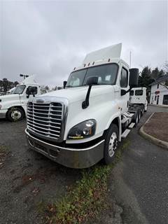 Freightliner Cascadia 125 Day Cab Truck - 455HP, 12 Speed Automatic