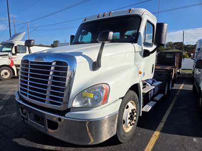 Freightliner Cascadia 125 Day Cab Truck - 450HP, 12 Speed Automatic