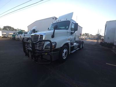 Freightliner Cascadia 125 Day Cab Truck - 475HP, 12 Speed Automatic