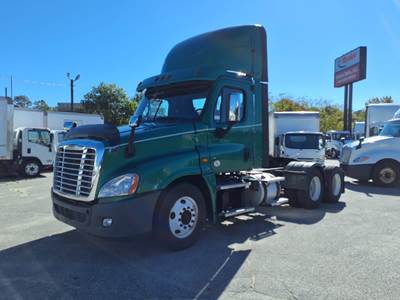 Freightliner Cascadia 125 Day Cab Truck - 450HP, 10 Speed Manual