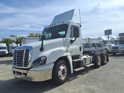 Freightliner Cascadia 125 Day Cab Truck - 450HP, 12 Speed Automatic