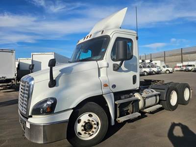 Freightliner Cascadia 125 Day Cab Truck - 450HP, 12 Speed Automatic