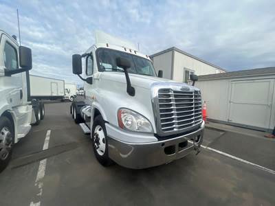 Freightliner Cascadia 125 Day Cab Truck - 450HP, 12 Speed Automatic