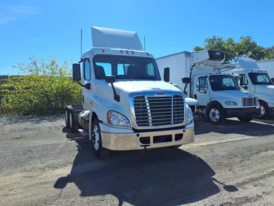 Freightliner Cascadia 125 Day Cab Truck - 450HP, 10 Speed Automatic