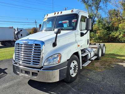 Freightliner Cascadia 125 Day Cab Truck - 450HP, 12 Speed Automatic
